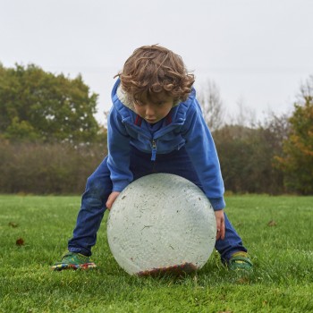 LIELA AR ZVAIGZNĪTĒM PILDĪTA SENSORĀ BUMBA DIAMETRS 35 CM - TICKIT