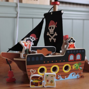 PIRĀTU KUĢIS AR FIGŪRIŅĀM - TOOKY TOY