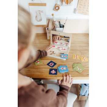 SIMETRIJAS SPĒLE AR SPOGULI - SMALL FOOT SIMETRIJAS SPĒLE AR SPOGULI - SMALL FOOT